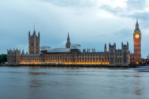 London, england - 16. juni 2016: häuser des parlaments mit großem ben von der Westminster bridge, london — Stockfoto