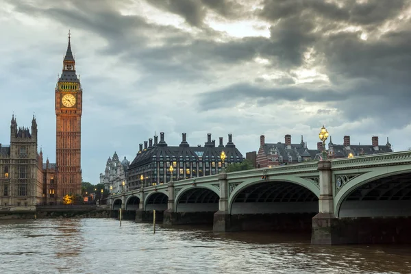 LONDRES, INGLATERRA - 16 JUNIO 2016: Casas del Parlamento con Big Ben desde el puente de Westminster, Londres, Inglaterra —  Fotos de Stock
