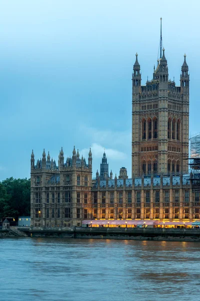 LONDRES, INGLÊS - JUNHO 16 2016: Vista do pôr-do-sol das Casas do Parlamento, Palácio de Westminster, Londres, Inglaterra , — Fotografia de Stock
