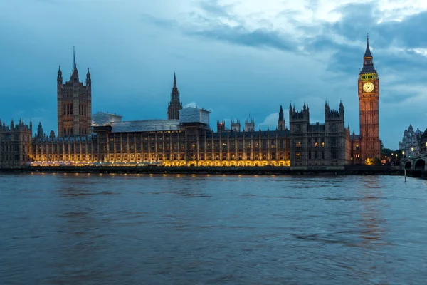 Londyn, Anglia - 16 czerwca 2016: Budynki Parlamentu z Big Ben z Westminster bridge, Londyn, Anglia — Zdjęcie stockowe