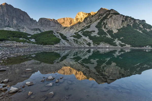 Nascer do sol surpreendente de Sinanitsa pico e do lago, Pirin Mountain — Fotografia de Stock
