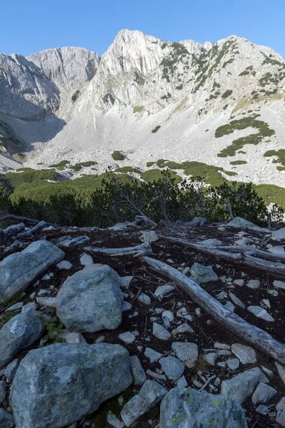 Increíble Panorama de rocas del pico Sinanitsa cubierto de sombra, Montaña Pirin —  Fotos de Stock