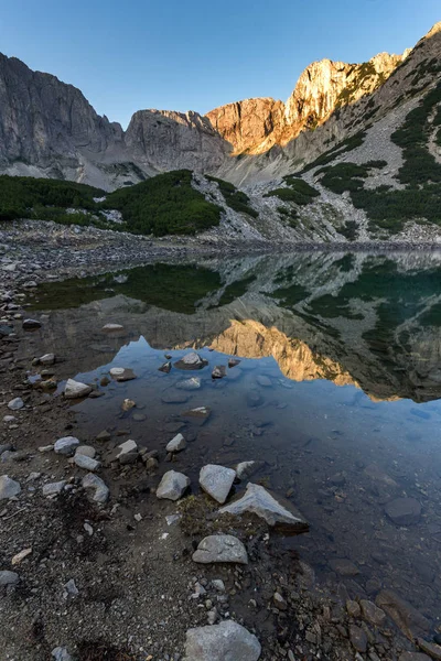 Nascer do sol surpreendente de Sinanitsa pico e do lago, Pirin Mountain — Fotografia de Stock