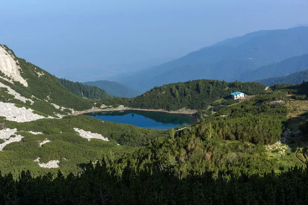 Increíble vista con cielo despejado del lago Sinanitsa, montaña Pirin , — Foto de Stock