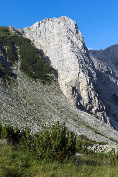 Panorama uimitoare de roci din vârful Sinanitsa acoperite cu umbră, Muntele Pirin — Fotografie, imagine de stoc