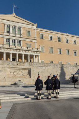 Atina, Yunanistan - 19 Ocak 2017: Evzones - Cumhurbaşkanlığı tören nöbet içinde meçhul asker Yunan Parlamentosu, Türbesi
