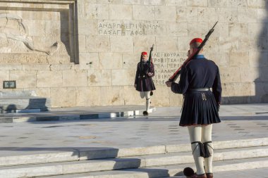 Atina, Yunanistan - 19 Ocak 2017: Evzones - Cumhurbaşkanlığı tören nöbet içinde meçhul asker Yunan Parlamentosu, Türbesi