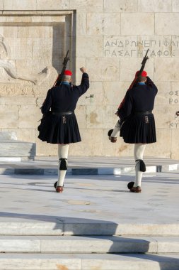 Atina, Yunanistan - 19 Ocak 2017: Evzones - Cumhurbaşkanlığı tören nöbet içinde meçhul asker Yunan Parlamentosu, Türbesi