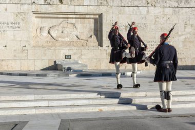 Atina, Yunanistan - 19 Ocak 2017: Evzones - Cumhurbaşkanlığı tören nöbet içinde meçhul asker Yunan Parlamentosu, Türbesi