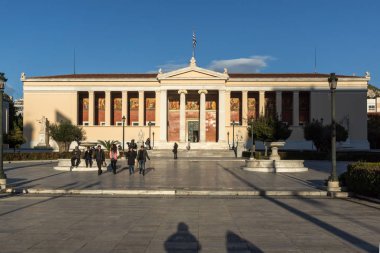 Atina, Yunanistan - 19 Ocak 2017: Gün batımı görünümü Atina Üniversitesi