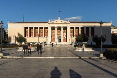 Atina, Yunanistan - 19 Ocak 2017: Gün batımı görünümü Atina Üniversitesi