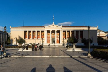 Atina, Yunanistan - 19 Ocak 2017: Gün batımı görünümü Atina Üniversitesi