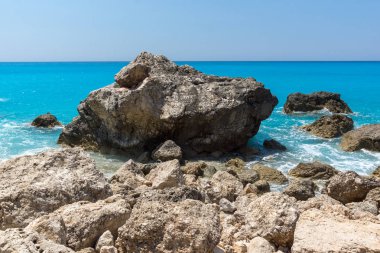Megali Petra Beach, Lefkada, İyonya Adaları Mavi sularda taşlarla deniz manzarası