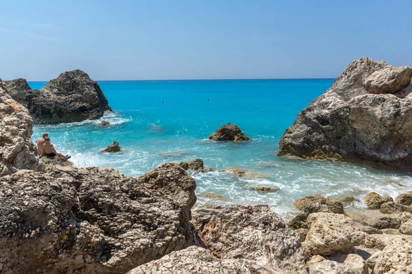 Promontorio marino con rocce nelle acque blu di Megali Petra Beach, Lefkada, Isole Ionie — Foto Stock