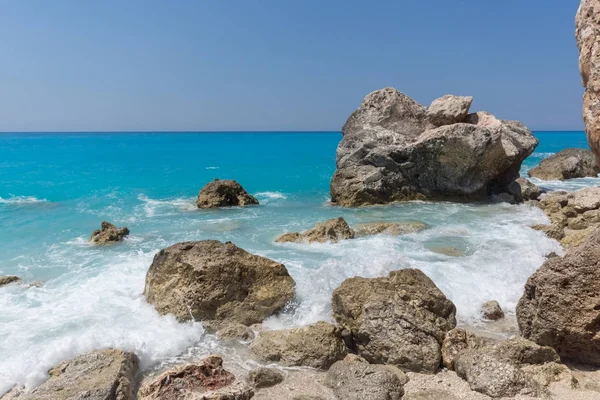 Promontorio marino con rocce nelle acque blu di Megali Petra Beach, Lefkada, Isole Ionie , — Foto Stock