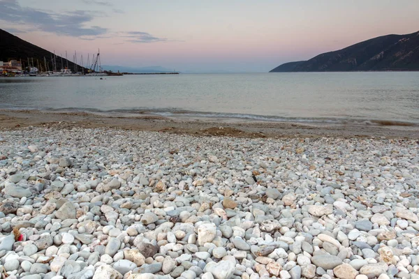 Geweldige zonsopkomst op het strand van het dorp Vasiliki, Lefkada, Ionische eilanden — Stockfoto