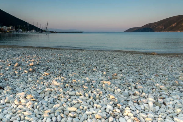 Increíble amanecer en la playa del pueblo de Vasiliki, Lefkada, Islas Jónicas —  Fotos de Stock