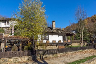 Bozhentsi, Bulgaristan-Ekim 29 2016: Bozhentsi köyü sonbahar görünümü, Bulgaristan