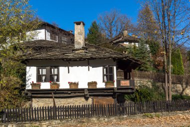 Bozhentsi, Bulgaristan-Ekim 29 2016: Bozhentsi köyü sonbahar görünümü, Bulgaristan