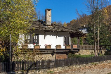 Bozhentsi, Bulgaristan-Ekim 29 2016: Bozhentsi köyü sonbahar görünümü, Bulgaristan