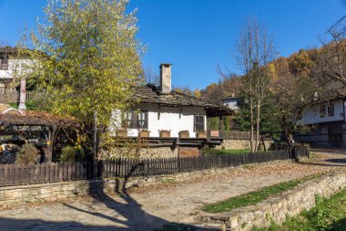 Bozhentsi, Bulgaristan-Ekim 29 2016: Bozhentsi köyü sonbahar görünümü, Bulgaristan