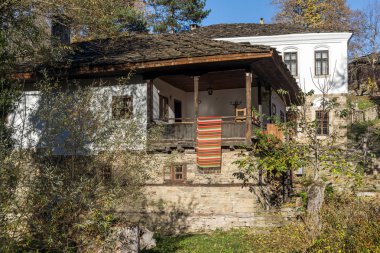 Bozhentsi, Bulgaristan-Ekim 29 2016: Bozhentsi köyü sonbahar görünümü, Bulgaristan