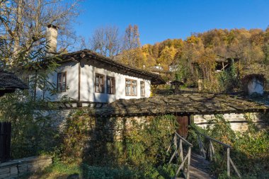 Bozhentsi, Bulgaristan-Ekim 29 2016: Bozhentsi köyü sonbahar görünümü, Bulgaristan