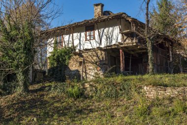Bozhentsi, Bulgaristan-Ekim 29 2016: Bozhentsi köyü sonbahar görünümü, Bulgaristan