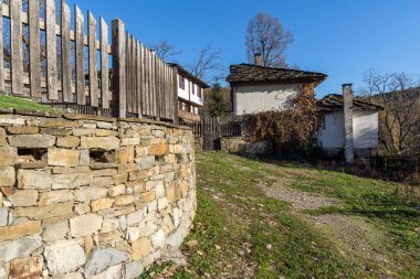 Bozhentsi, Bulgaristan-Ekim 29 2016: Bozhentsi köyü sonbahar görünümü, Bulgaristan