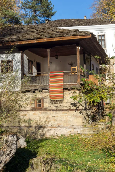 BOZHENTSI, BULGARIA - 29 DE OCTUBRE DE 2016: Vista de otoño de la aldea de Bozhentsi, Bulgaria — Foto de Stock