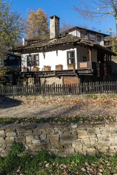 BOZHENTSI, BULGARIA - OCTOBER 29 2016: Pemandangan musim gugur desa Bozhentsi, Bulgaria — Stok Foto