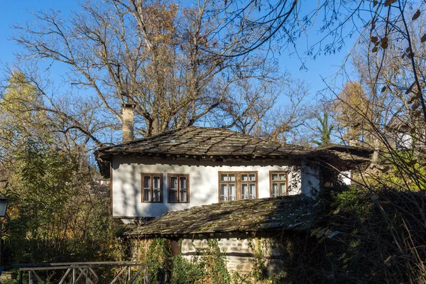 Bozhentsi, Bulgarije-oktober 29 2016: herfst View van dorp Bozhentsi, Bulgarije — Stockfoto