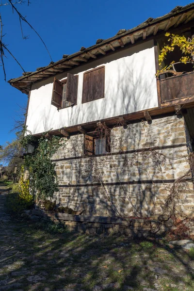 BOZHENTSI, BULGARIA - 29 DE OCTUBRE DE 2016: Vista de otoño de la aldea de Bozhentsi, Bulgaria — Foto de Stock