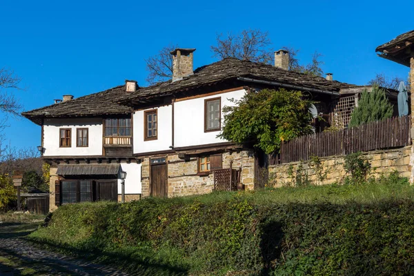 BOZHENTSI, BULGARIA - 29 OTTOBRE 2016: Veduta autunnale del villaggio di Bozhentsi, Bulgaria — Foto Stock