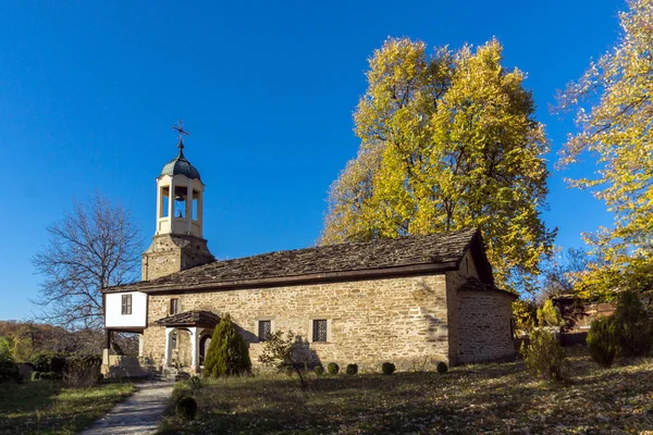 BOZHENTSI, BULGARIE - 29 OCTOBRE 2016 : Eglise du Saint Prophète Elie dans le village de Bozhentsi, Bulgarie — Photo