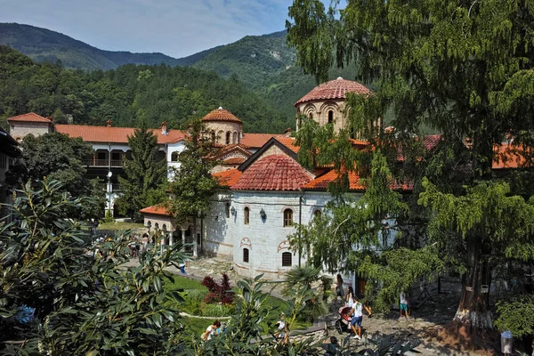 バチコヴォ修道院, ブルガリア - 2015 年 8 月 30 日: 中世バチコヴォ修道院全景 — ストック写真