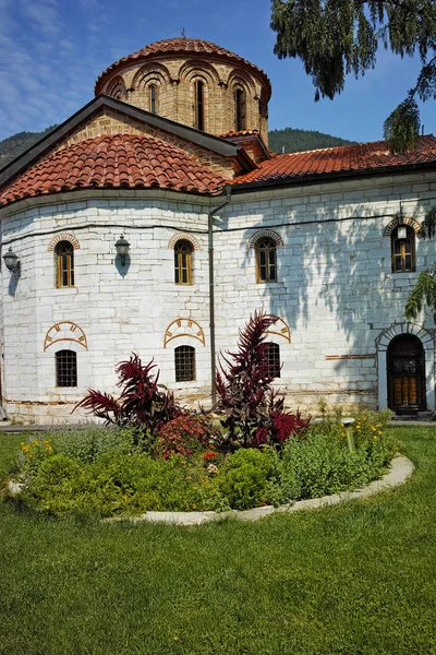 Bachkovo kolostor, Bulgária - augusztus 30 2015: Panorámás kilátás a középkori Bachkovo Manastir — Stock Fotó