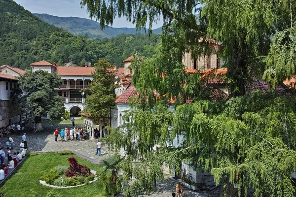 Bachkovo klášter, Bulharsko - Srpen 30 2015: Panoramatický pohled středověkého kláštera Bachkovo — Stock fotografie