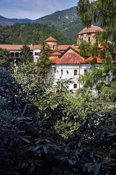 バチコヴォ修道院, ブルガリア - 2015 年 8 月 30 日: 中世バチコヴォ修道院全景 — ストック写真