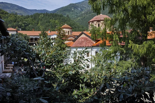 BACHKOVO MONASTERY, BULGÁRIA - 30 de agosto de 2015: Vista panorâmica do Mosteiro Medieval de Bachkovo — Fotografia de Stock