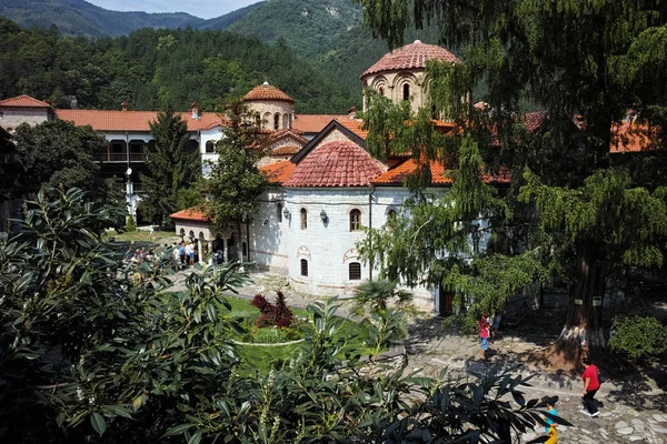 MONASTERIO DE BACHKOVO, BULGARIA - 30 DE AGOSTO DE 2015: Vista panorámica del monasterio medieval de Bachkovo — Foto de Stock