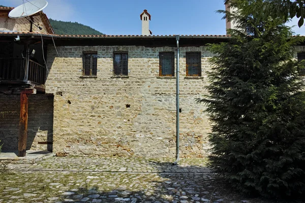 Baczkowie klasztor, Bułgaria - 30 sierpnia 2015: Panoramę średniowiecznej w Baczkowie — Zdjęcie stockowe