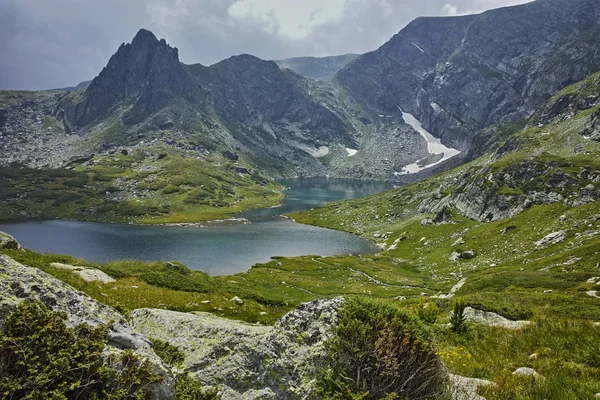 Asombroso paisaje del lago gemelo, los siete lagos de Rila — Foto de Stock