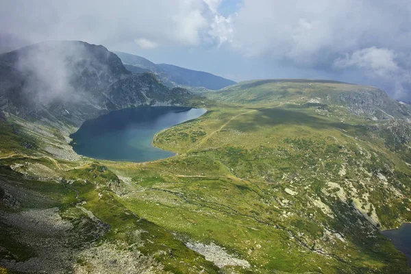 Paysage étonnant du lac du rein, les sept lacs de Rila — Photo