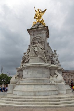 Londra, İngiltere - 17 Haziran 2016: Kraliçe Victoria Memorial önünde Buckingham Sarayı, Londra, İngiltere