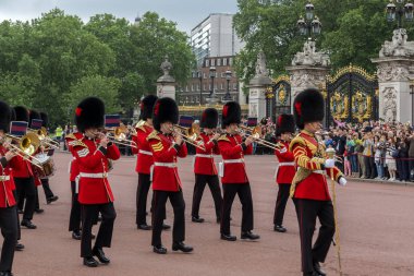 Londra, İngiltere - 17 Haziran 2016: İngiliz Kraliyet muhafızları Buckingham Sarayı, Londra, Birleşik Krallık Muhafızları'nın değiştirilmesi gerçekleştirmek