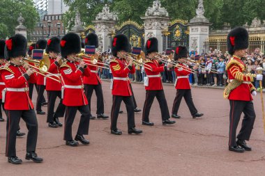 Londra, İngiltere - 17 Haziran 2016: İngiliz Kraliyet muhafızları Buckingham Sarayı, Londra, Birleşik Krallık Muhafızları'nın değiştirilmesi gerçekleştirmek