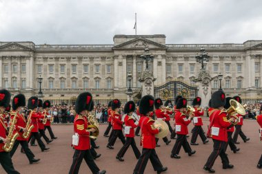 Londra, İngiltere - 17 Haziran 2016: İngiliz Kraliyet muhafızları Buckingham Sarayı, Londra, Birleşik Krallık Muhafızları'nın değiştirilmesi gerçekleştirmek