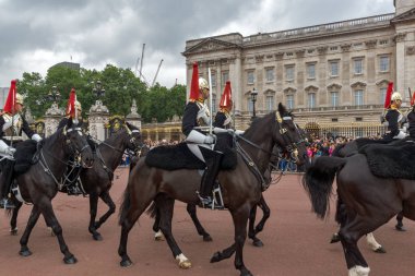 Londra, İngiltere - 17 Haziran 2016: İngiliz Kraliyet muhafızları Buckingham Sarayı, Londra, Birleşik Krallık Muhafızları'nın değiştirilmesi gerçekleştirmek