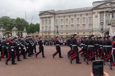 Londra, İngiltere - 17 Haziran 2016: İngiliz Kraliyet muhafızları Buckingham Sarayı, Londra, Birleşik Krallık Muhafızları'nın değiştirilmesi gerçekleştirmek, 